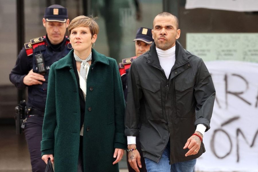 Daniel Alves deixa a prisão na Espanha após pagar fiança.